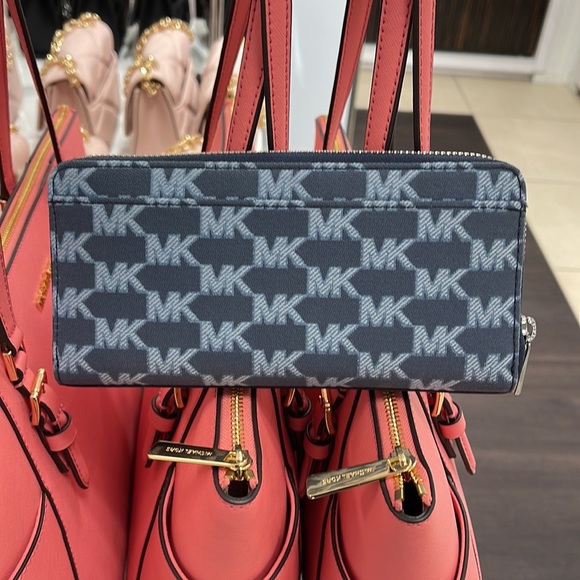 Michael Kors Men’s Women’s Cooper Tech Zip Around Wallet
Navy Multi Unisex
NWT - Picture 7 of 16